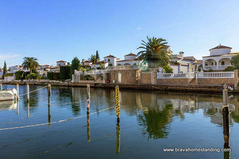 2 bedroom apartment near the canal for sale in EMPURIABRAVA