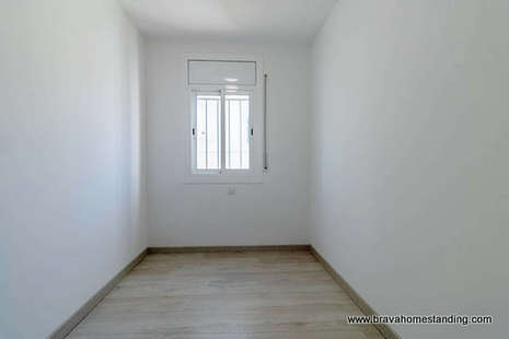 2 bedroom apartment near the canal for sale in EMPURIABRAVA