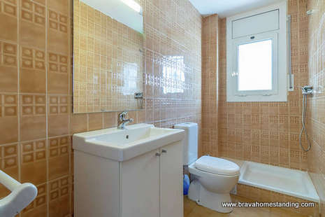 2 bedroom apartment near the canal for sale in EMPURIABRAVA