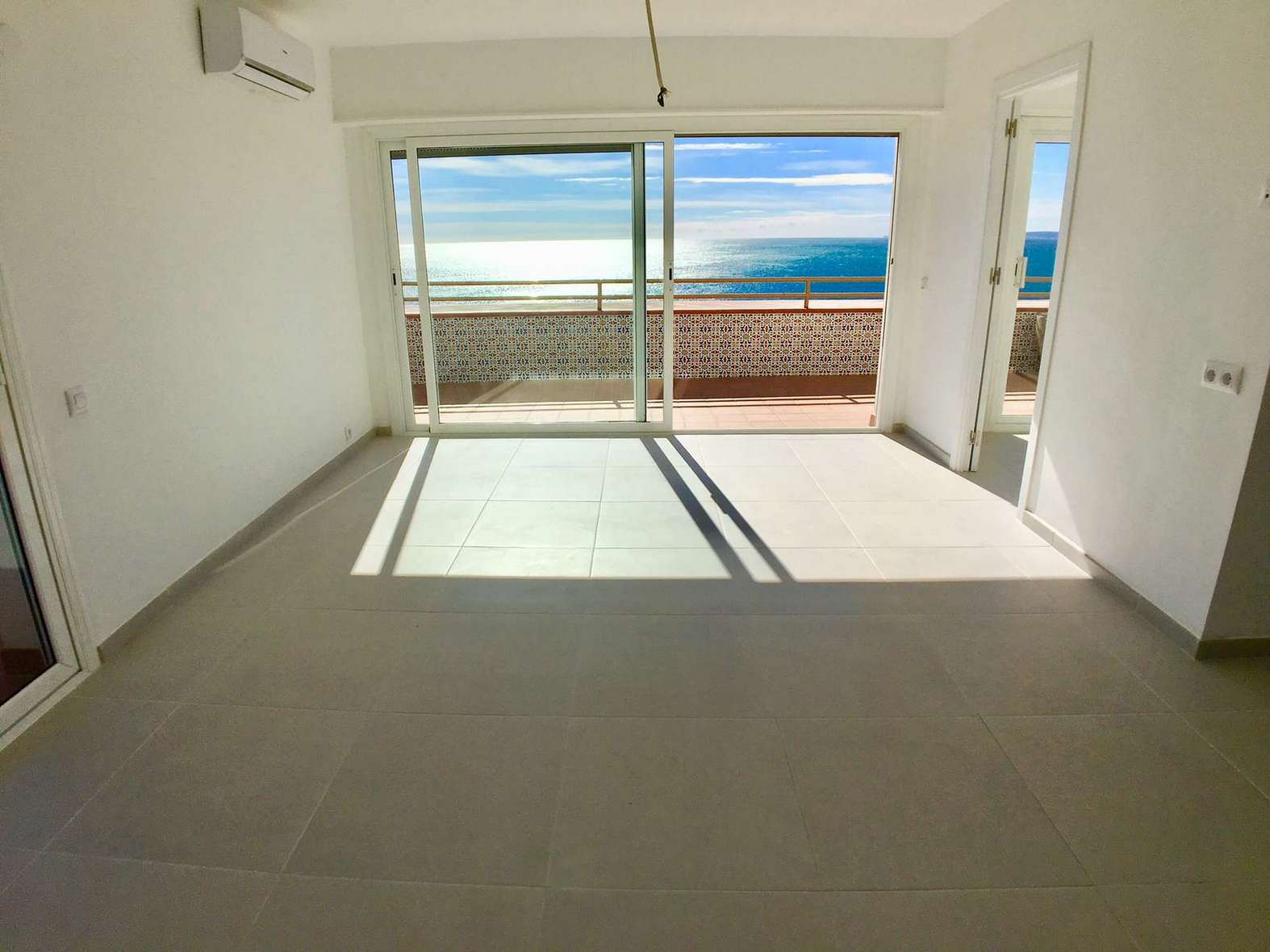 Magnificent renovated apartment in 1st line of sea in Rosas - Santa Margarita 