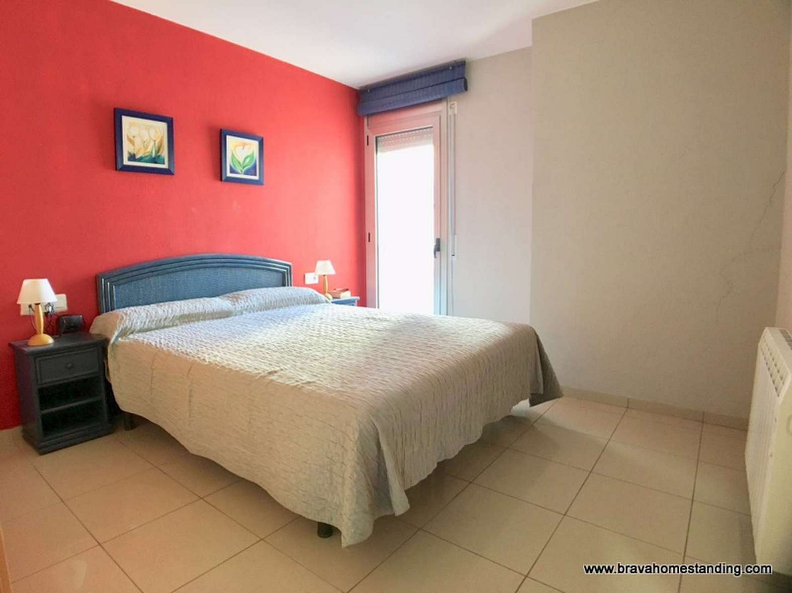 APARTAMENTO CON TRES HABITACIONES Y APARCAMIENTO EN VENTA EN ROSAS SANTA MARGARITA