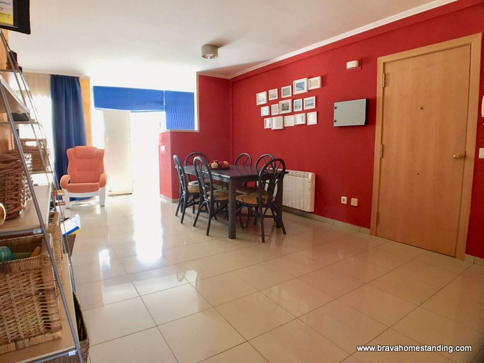 APARTAMENTO CON TRES HABITACIONES Y APARCAMIENTO EN VENTA EN ROSAS SANTA MARGARITA