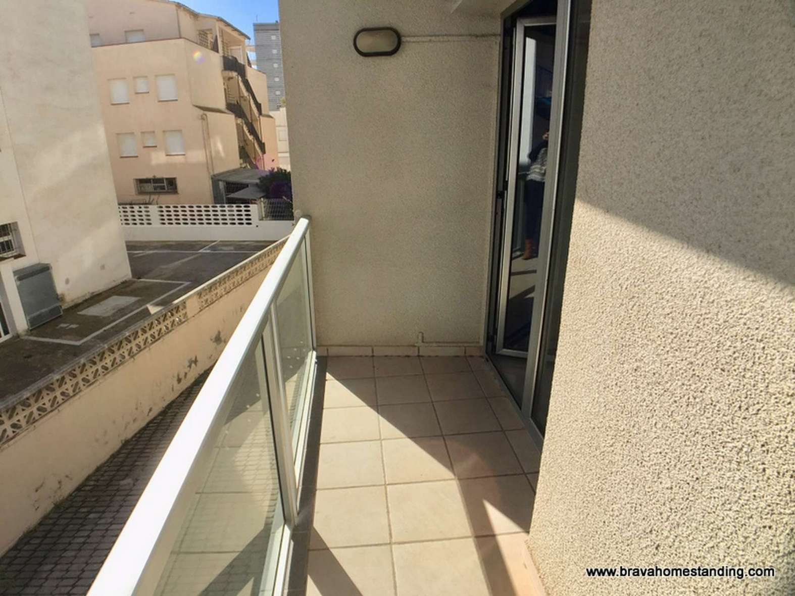 APARTMENT WITH THREE ROOMS AND PARKING FOR SALE IN ROSAS SANTA MARGARITA