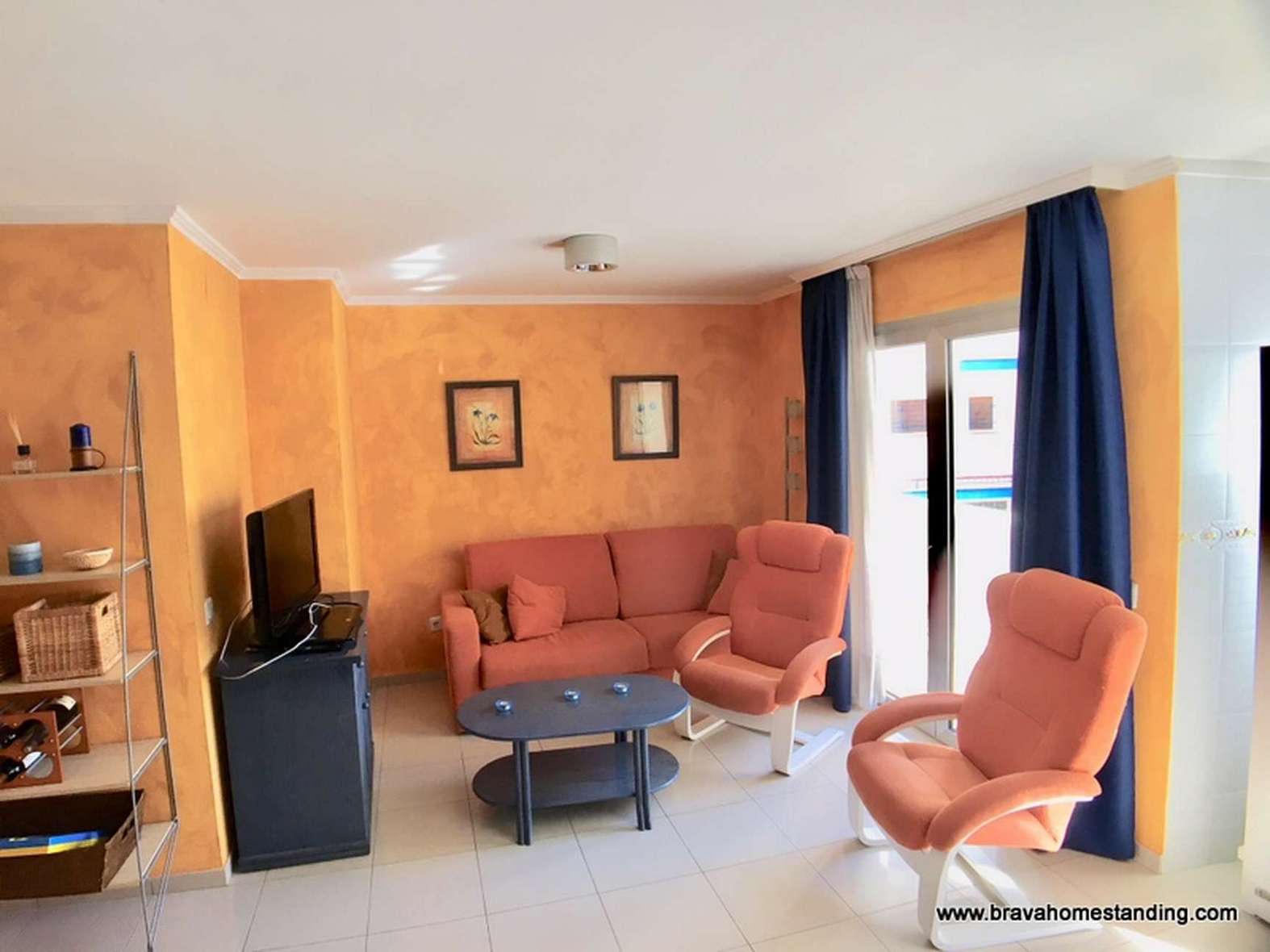 APARTAMENTO CON TRES HABITACIONES Y APARCAMIENTO EN VENTA EN ROSAS SANTA MARGARITA