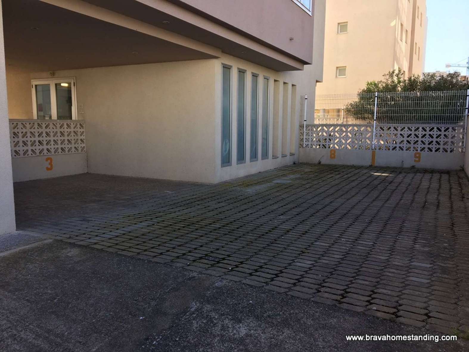 APARTAMENTO CON TRES HABITACIONES Y APARCAMIENTO EN VENTA EN ROSAS SANTA MARGARITA