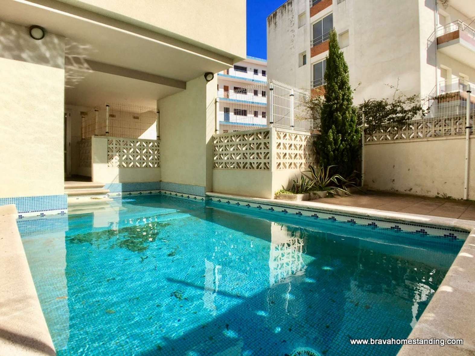 APARTAMENTO CON TRES HABITACIONES Y APARCAMIENTO EN VENTA EN ROSAS SANTA MARGARITA