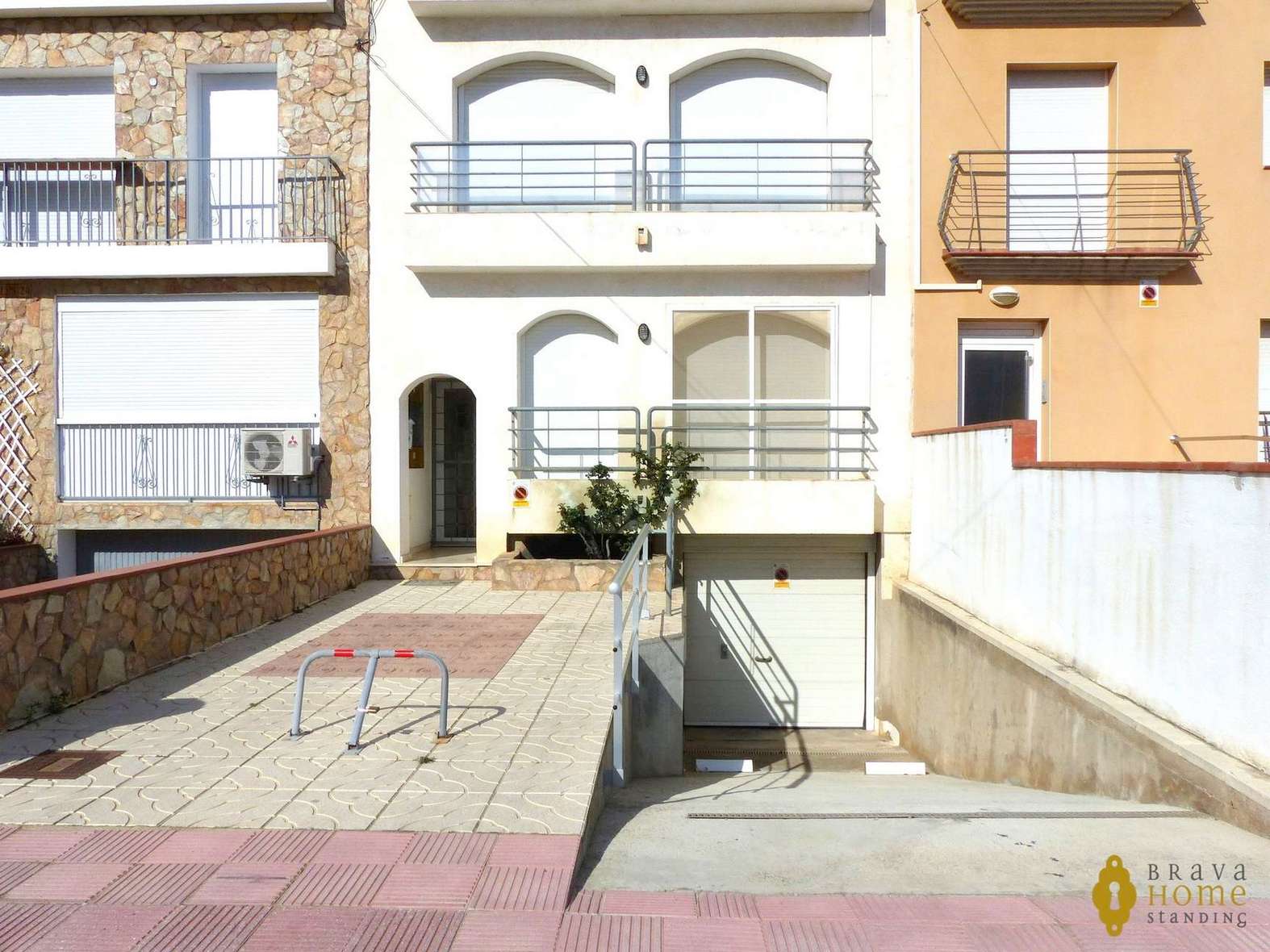 APARTAMENT A PROP DE LA PLATJA AMB VISTA CANAL EN VENDA A EMPURIABRAVA