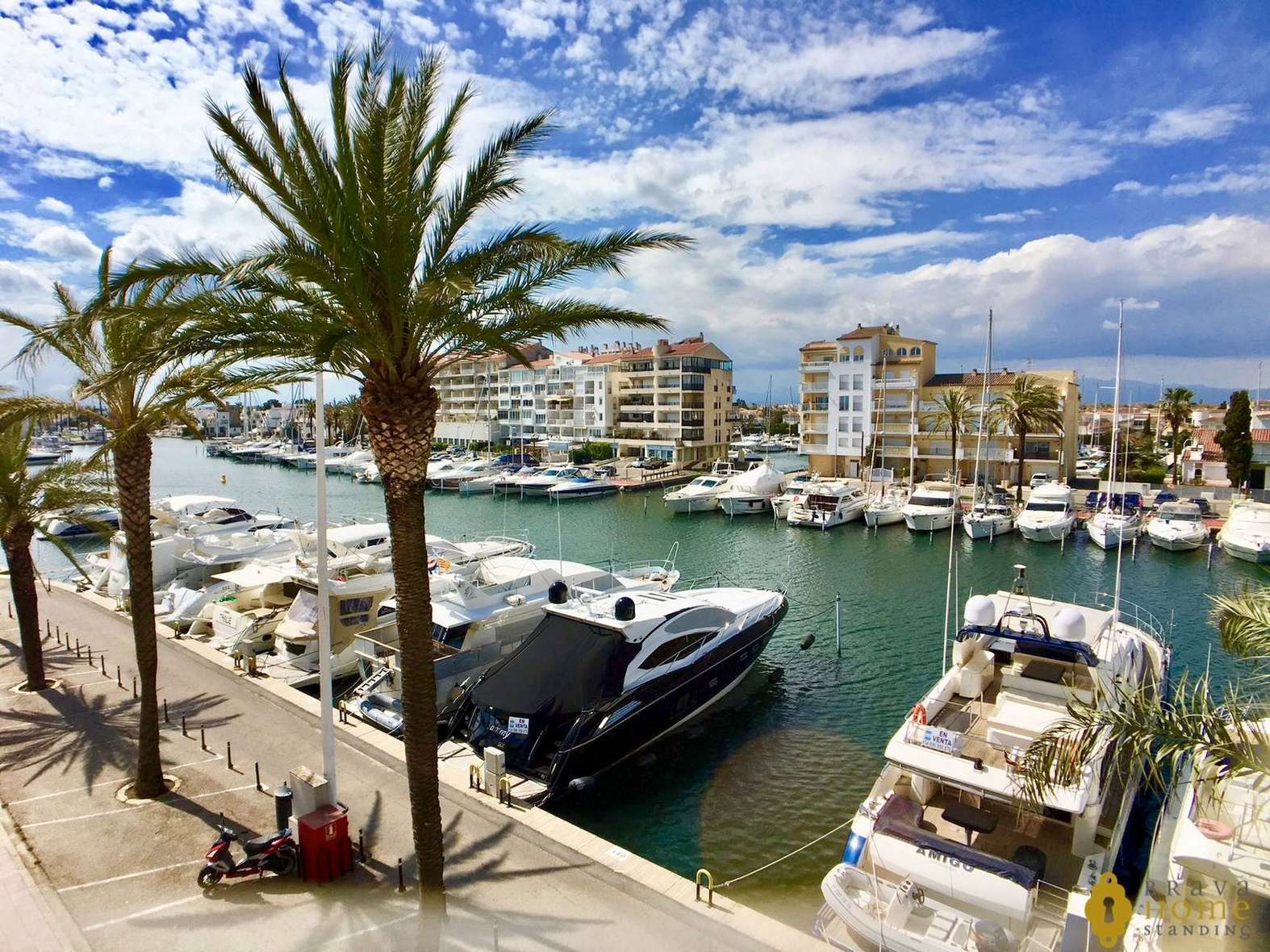 Bonic apartament amb vistes al port en venda a Empuriabrava