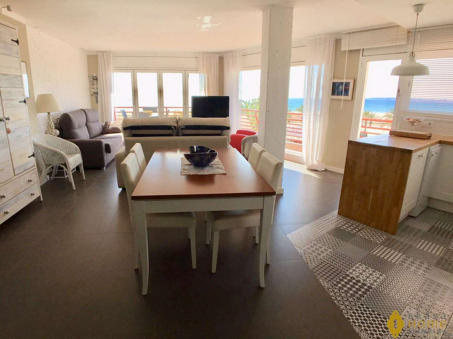 Precioso apartamento en 1ª linea de mar, en venta en Empuriabrava