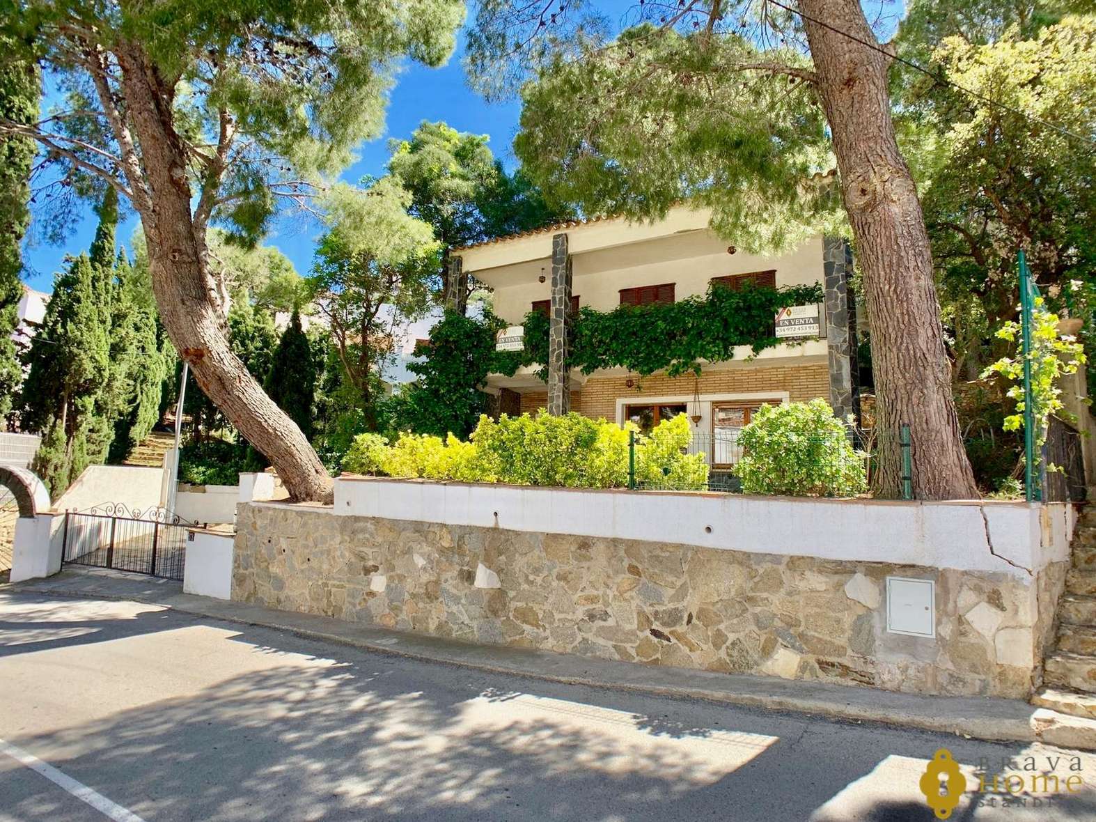 Bonita casa a 20m de la platja de Canyelles en venda
