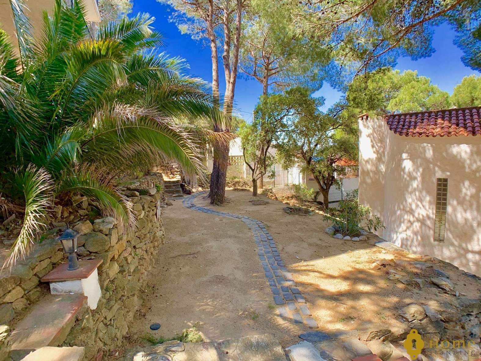 Bonita casa a 20m de la platja de Canyelles en venda