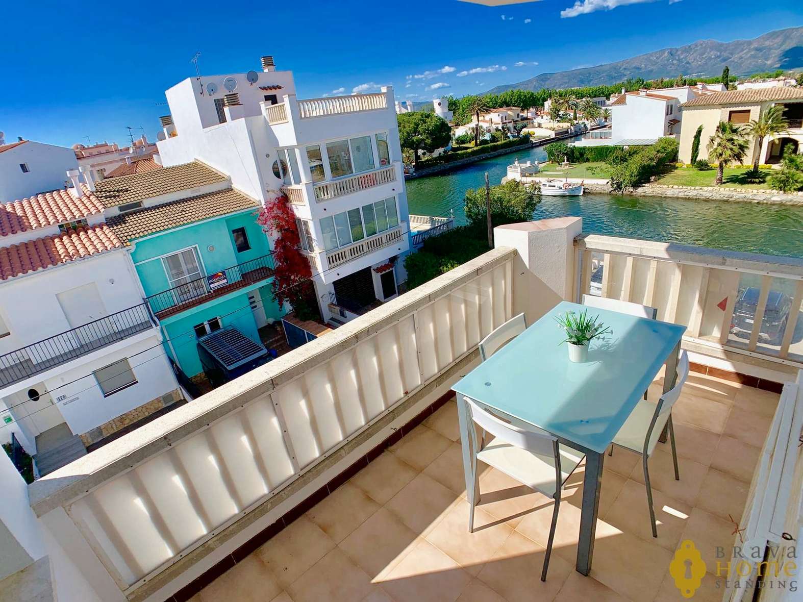 Muy bonito apartamento con impresionantes vistas al canal y los Pirineos