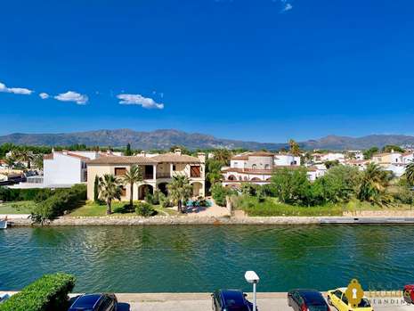 Très bel appartement avec superbe vue sur le canal à vendre à Empuriabrava