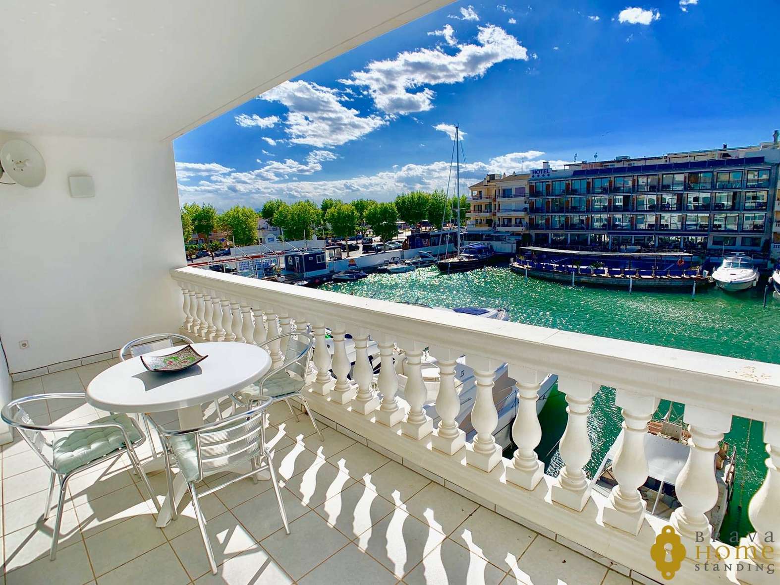 APARTAMENT A PROP DE LA PLATJA AMB VISTA CANAL EN VENDA A EMPURIABRAVA