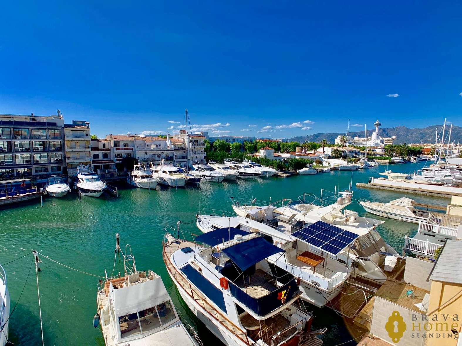 APARTAMENT A PROP DE LA PLATJA AMB VISTA CANAL EN VENDA A EMPURIABRAVA