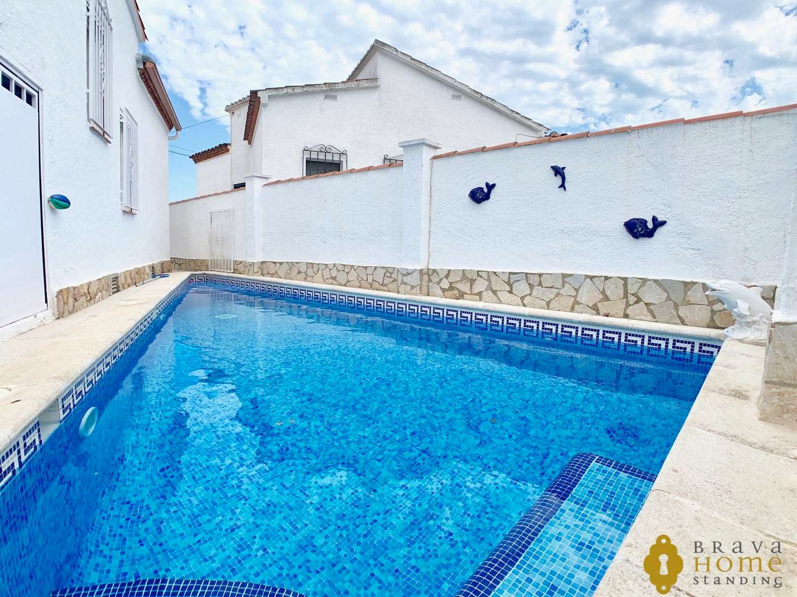 Bonica casa totalment reformada amb piscina en venda a Empuriabrava
