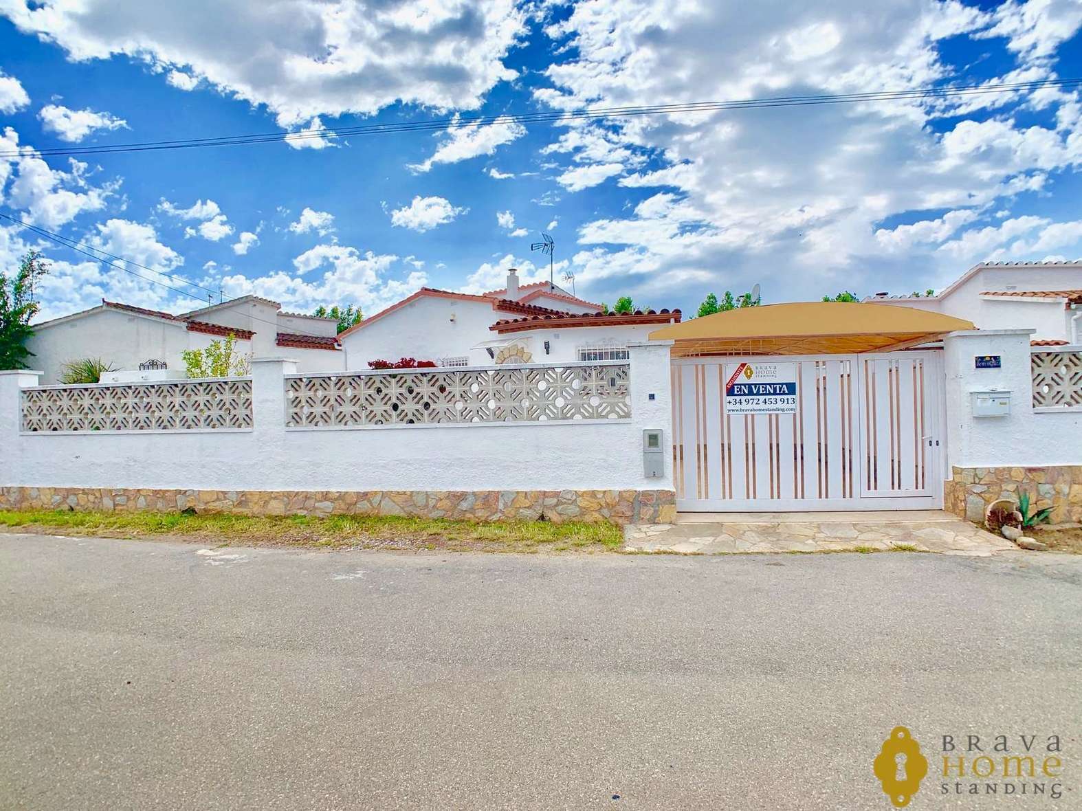 Bonica casa totalment reformada amb piscina en venda a Empuriabrava