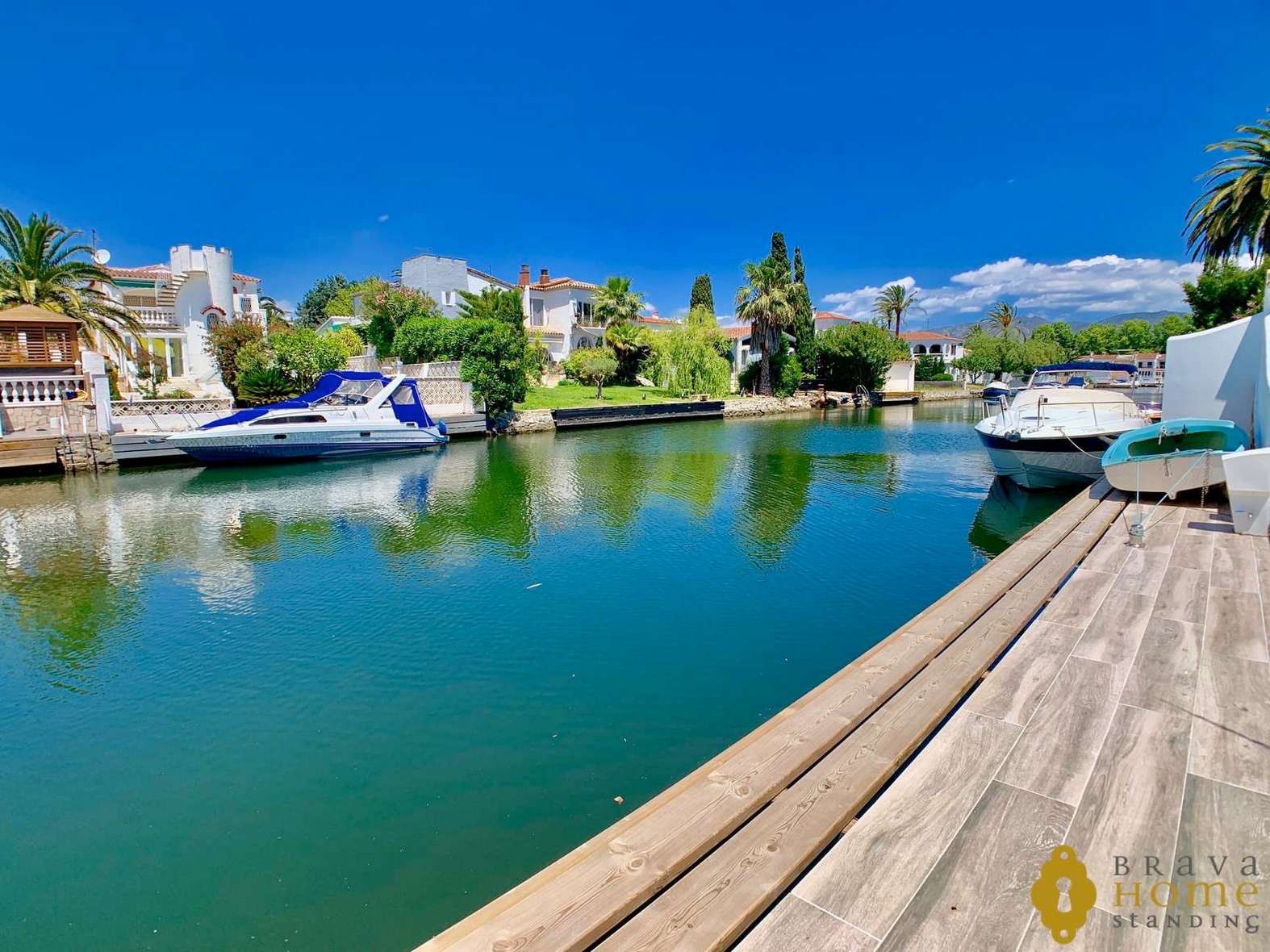 Luxury villa with Pool on a wide canal for sale in Empuriabrava