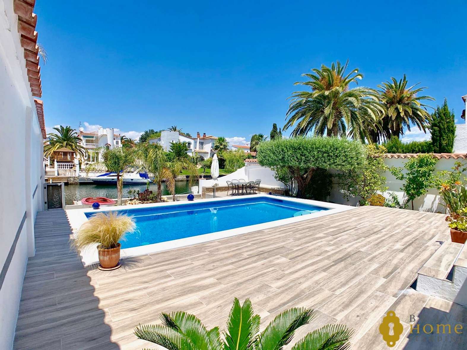Luxury villa with Pool on a wide canal for sale in Empuriabrava