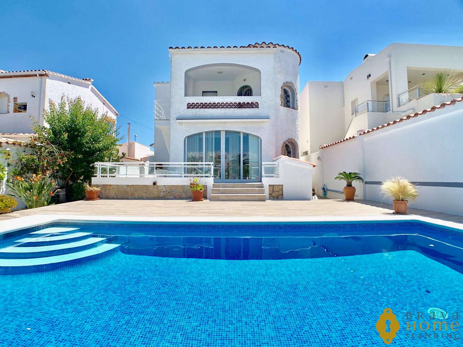 Luxury villa with Pool on a wide canal for sale in Empuriabrava