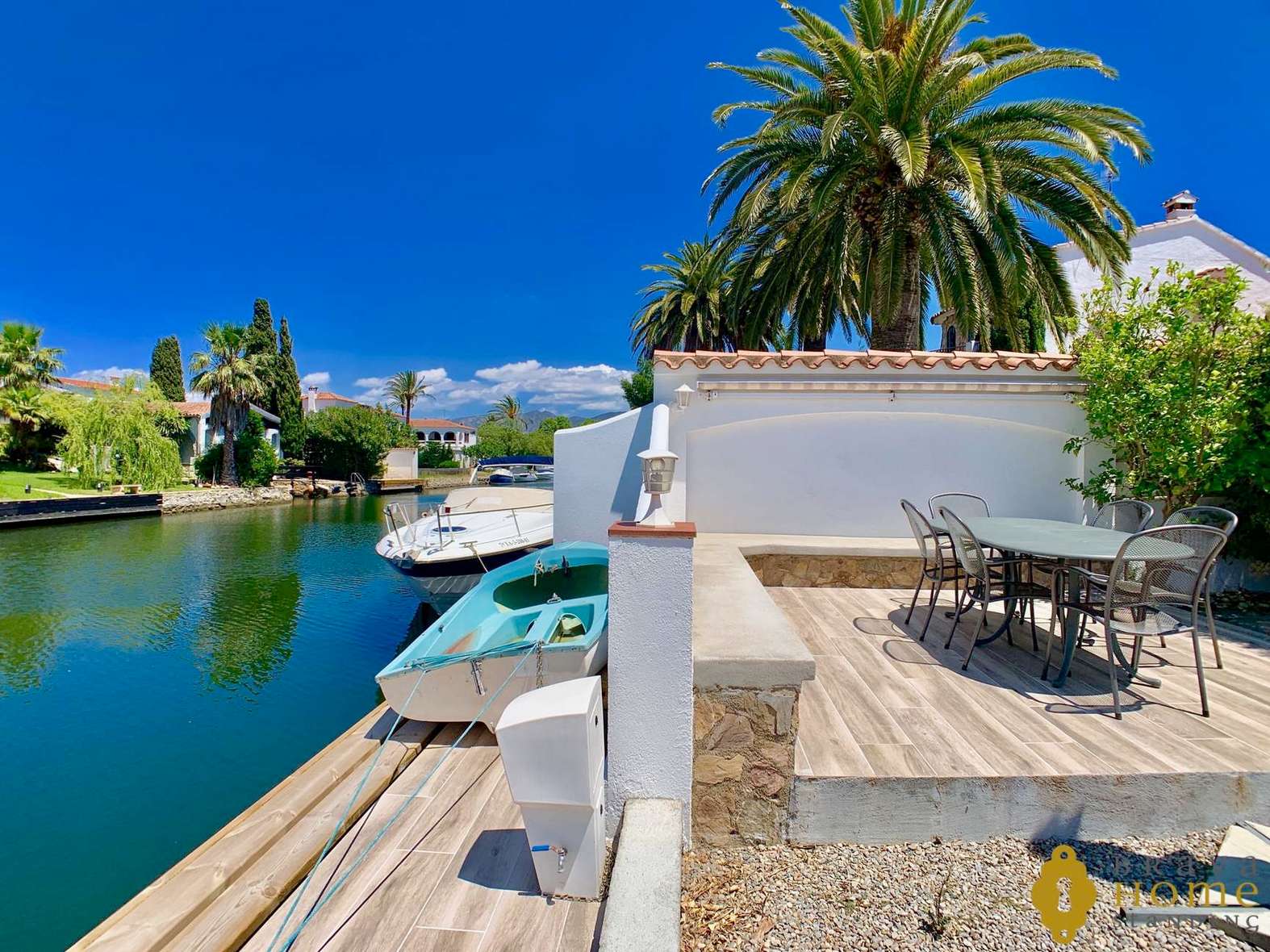 Luxury villa with Pool on a wide canal for sale in Empuriabrava