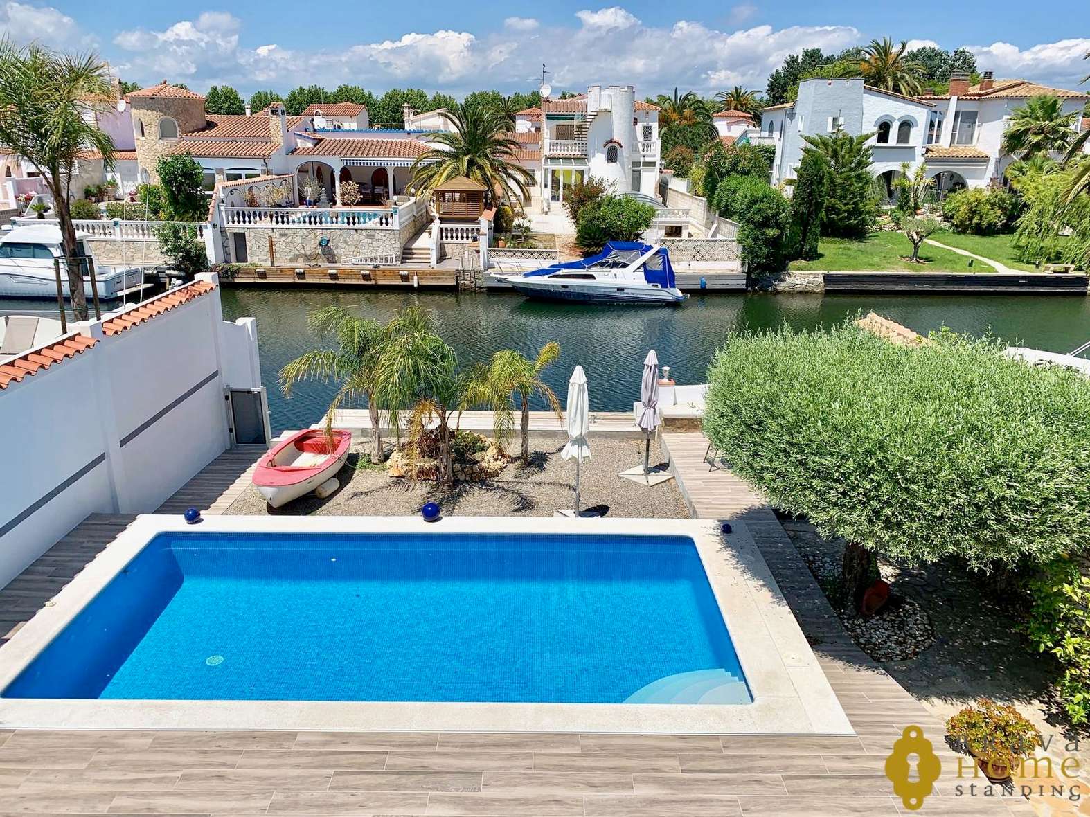 Luxury villa with Pool on a wide canal for sale in Empuriabrava