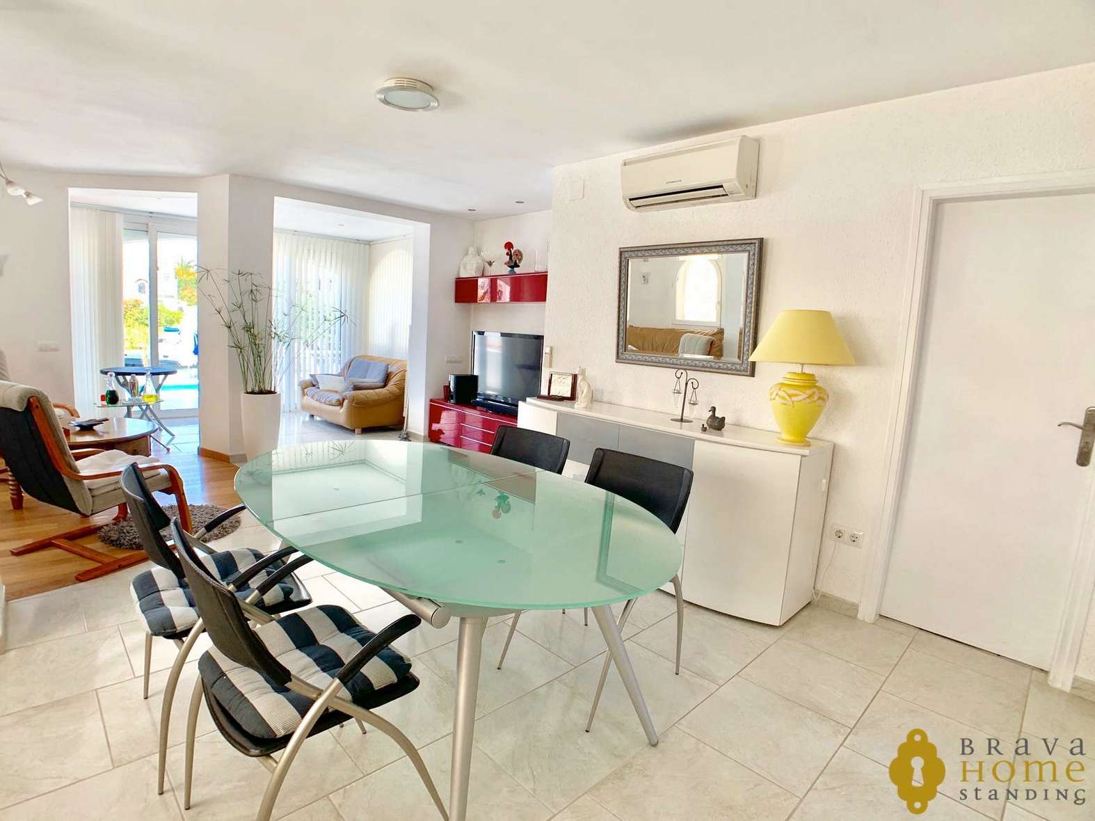 Luxury villa with Pool on a wide canal for sale in Empuriabrava