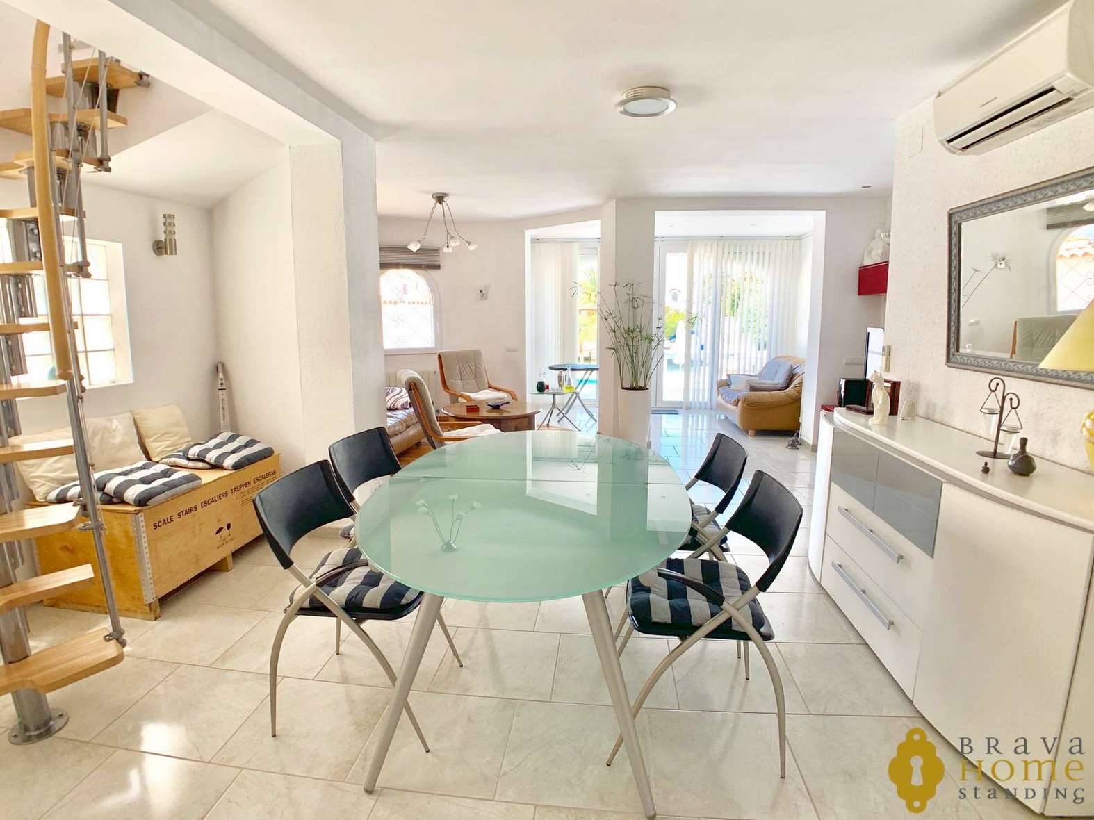Luxury villa with Pool on a wide canal for sale in Empuriabrava