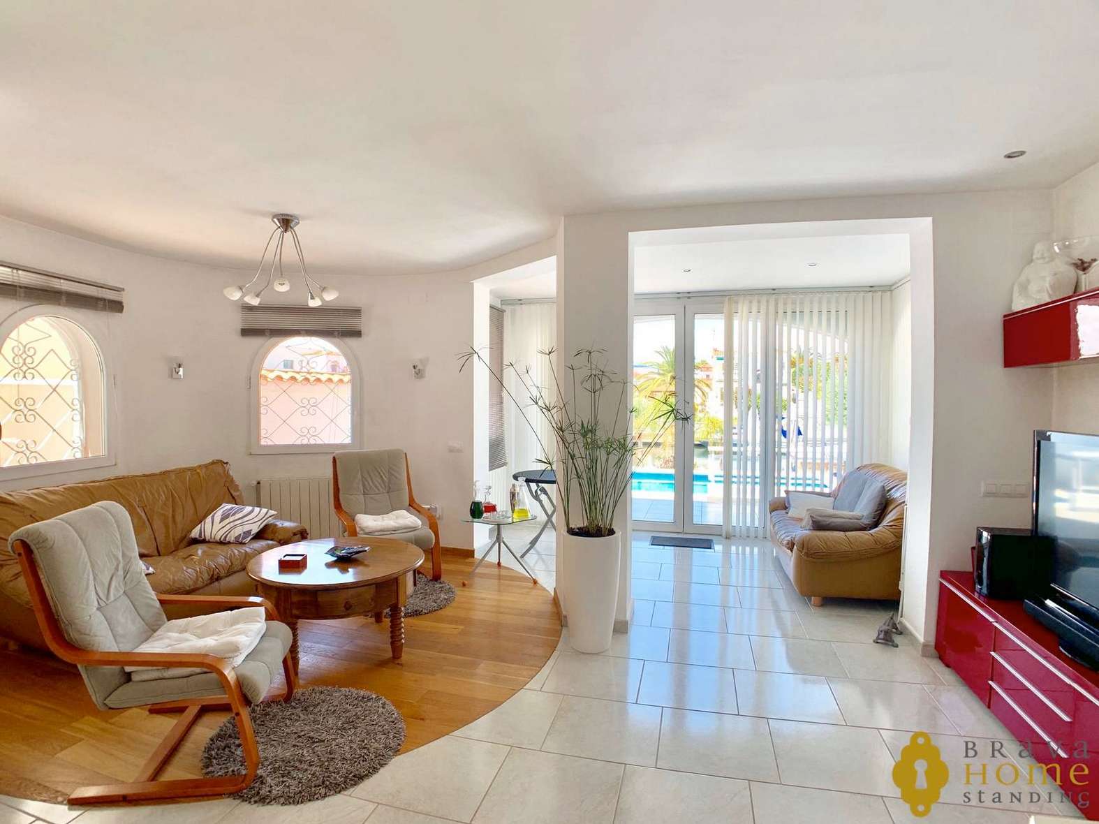 Luxury villa with Pool on a wide canal for sale in Empuriabrava