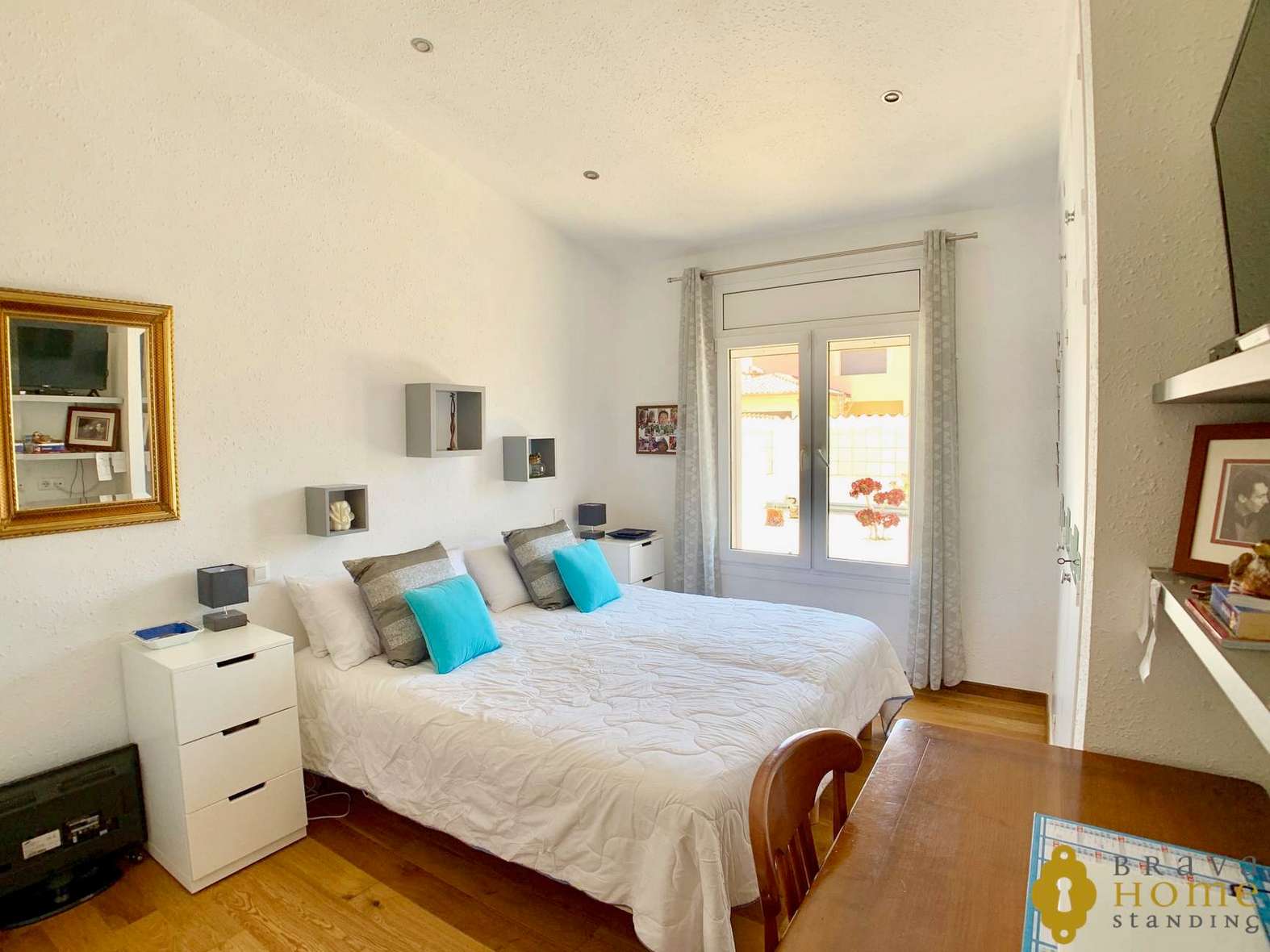 Luxury villa with Pool on a wide canal for sale in Empuriabrava
