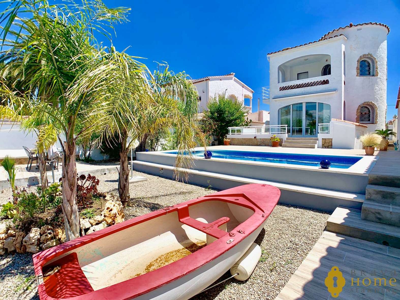 Luxury villa with Pool on a wide canal for sale in Empuriabrava