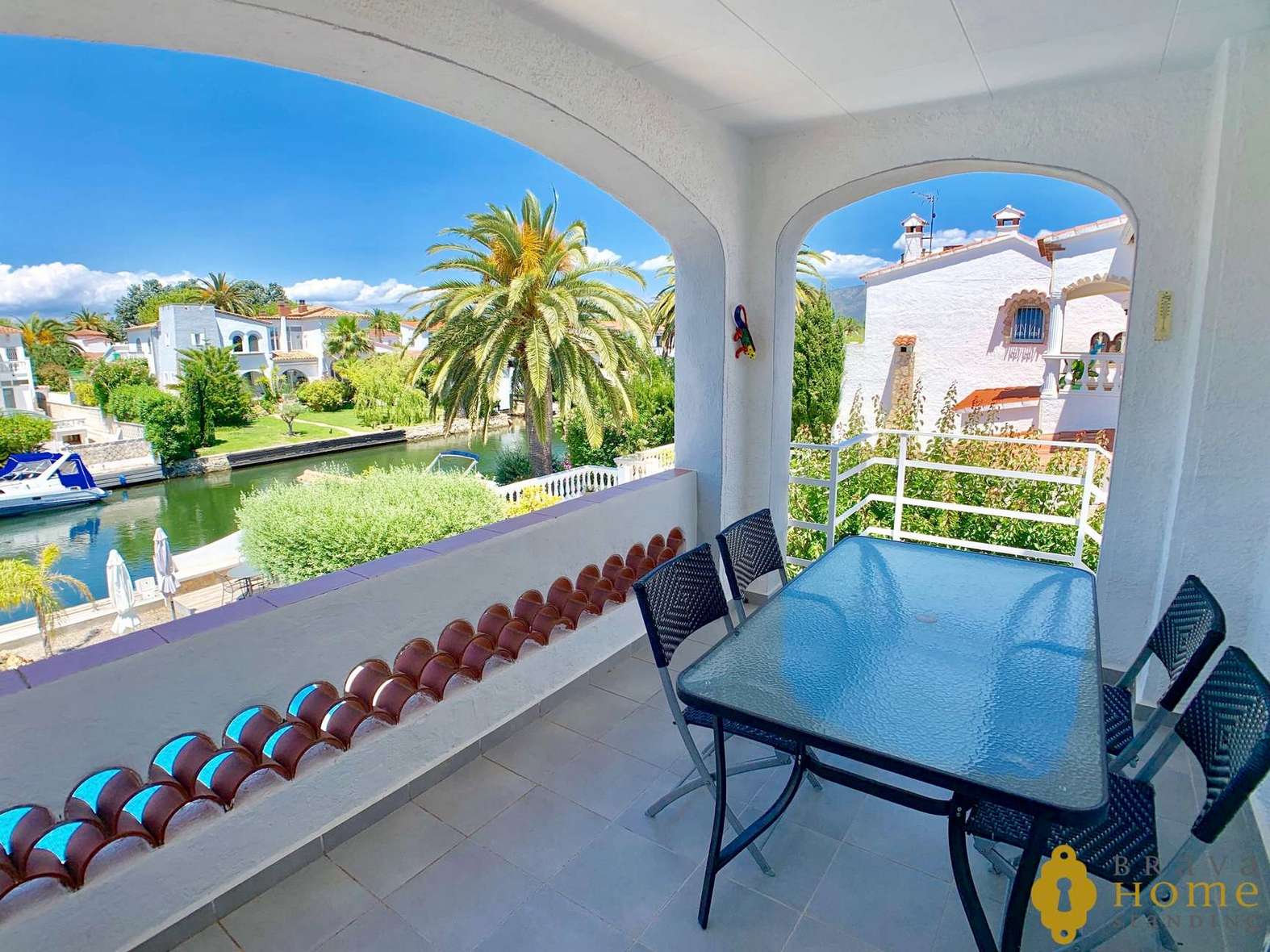 Luxury villa with Pool on a wide canal for sale in Empuriabrava