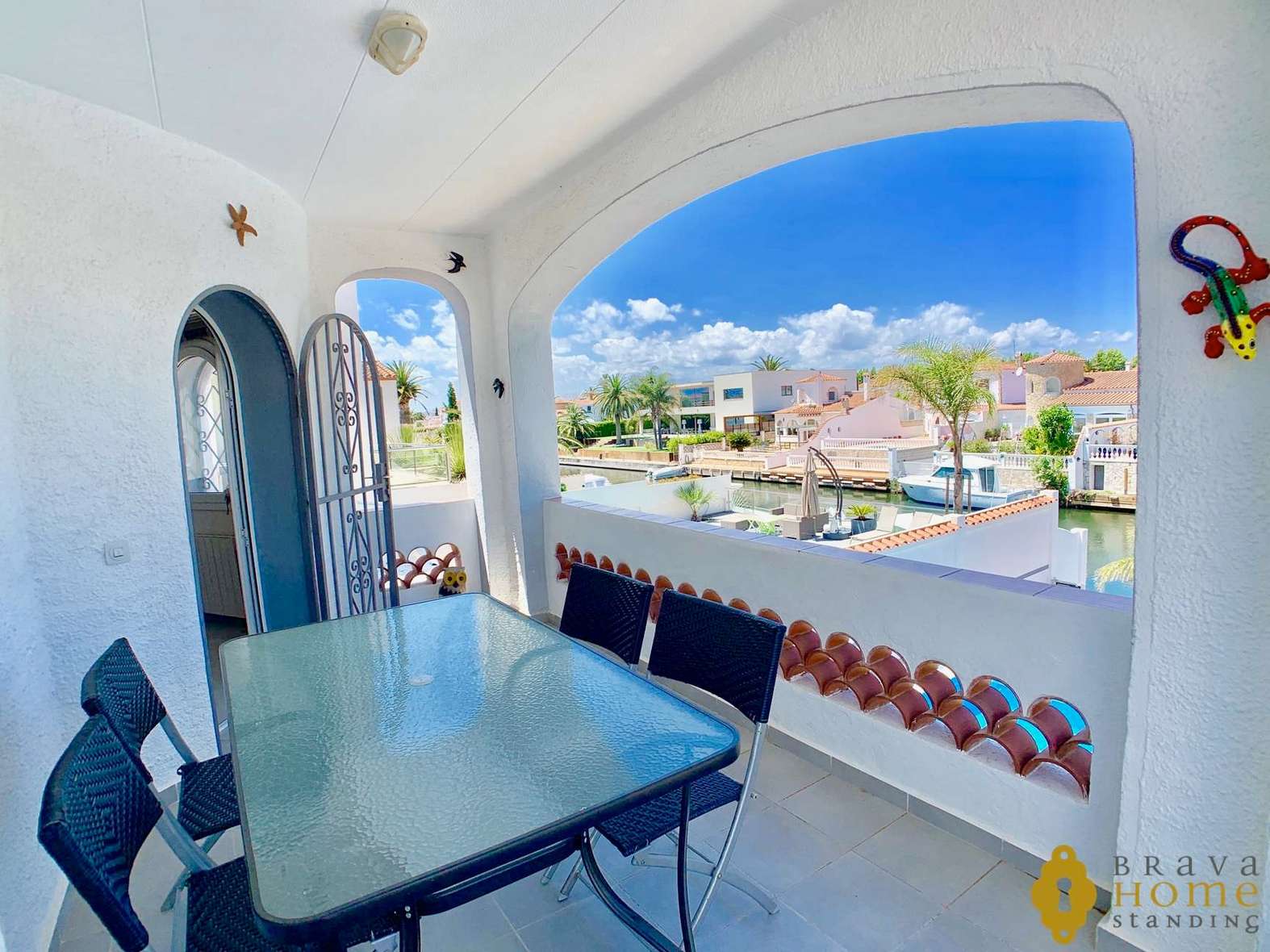 Luxury villa with Pool on a wide canal for sale in Empuriabrava