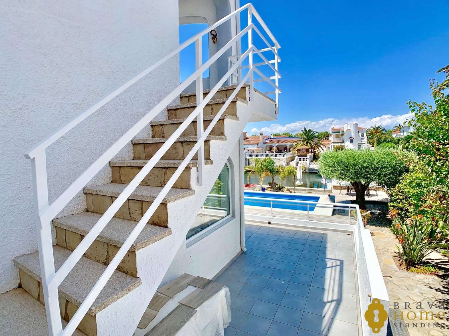 Luxury villa with Pool on a wide canal for sale in Empuriabrava