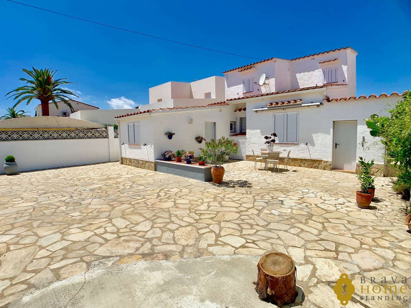 Luxury villa with Pool on a wide canal for sale in Empuriabrava