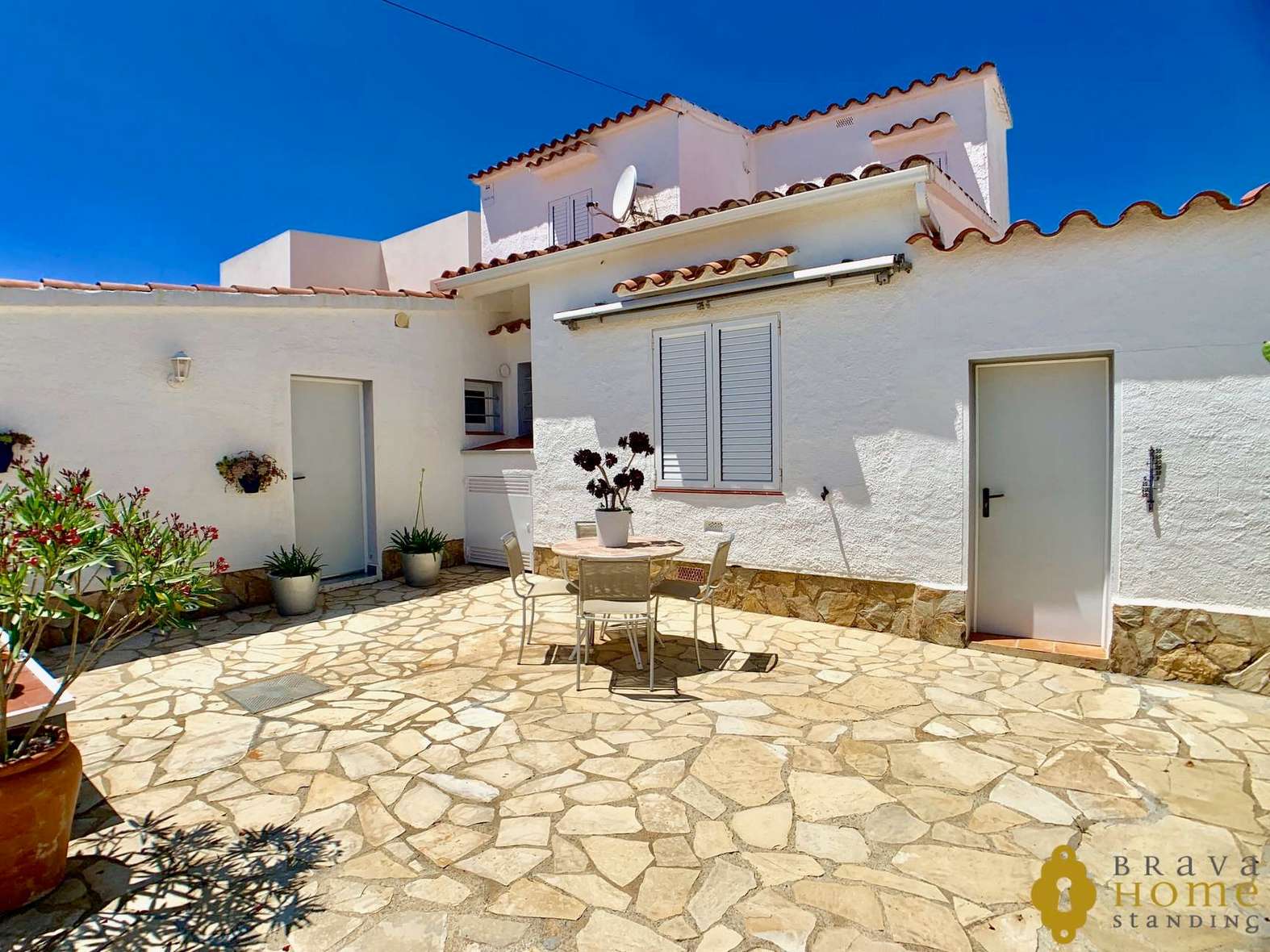 Luxury villa with Pool on a wide canal for sale in Empuriabrava