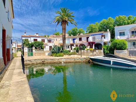 Beautiful house with pool and mooring for sale in Empuriabrava