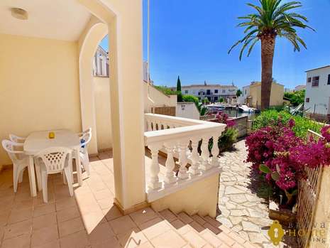 Beautiful house with pool and mooring for sale in Empuriabrava