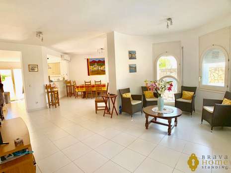 Beautiful house with pool and mooring for sale in Empuriabrava