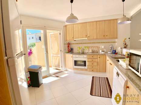 Beautiful house with pool and mooring for sale in Empuriabrava