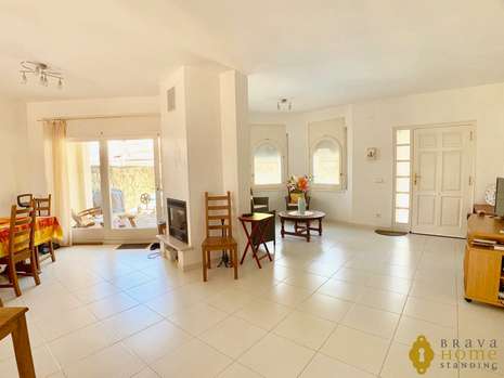Beautiful house with pool and mooring for sale in Empuriabrava