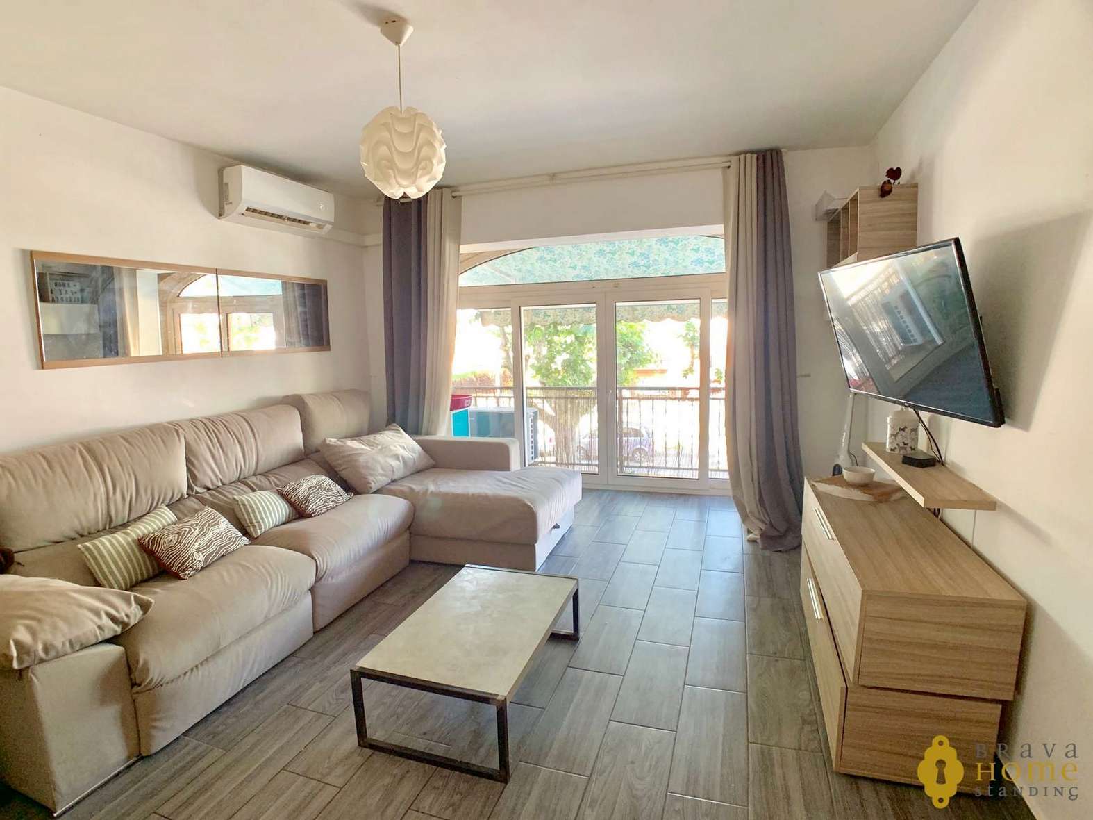 Beautiful renovated apartment with terrace of 70 m2 for sale in Empuriabrava