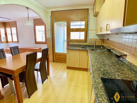 Spacious apartment for sale in the center of Rosas