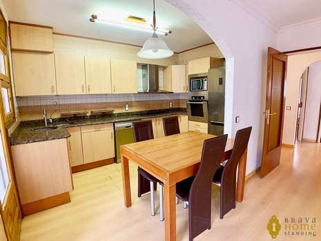 Spacious apartment for sale in the center of Rosas