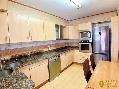 Spacious apartment for sale in the center of Rosas