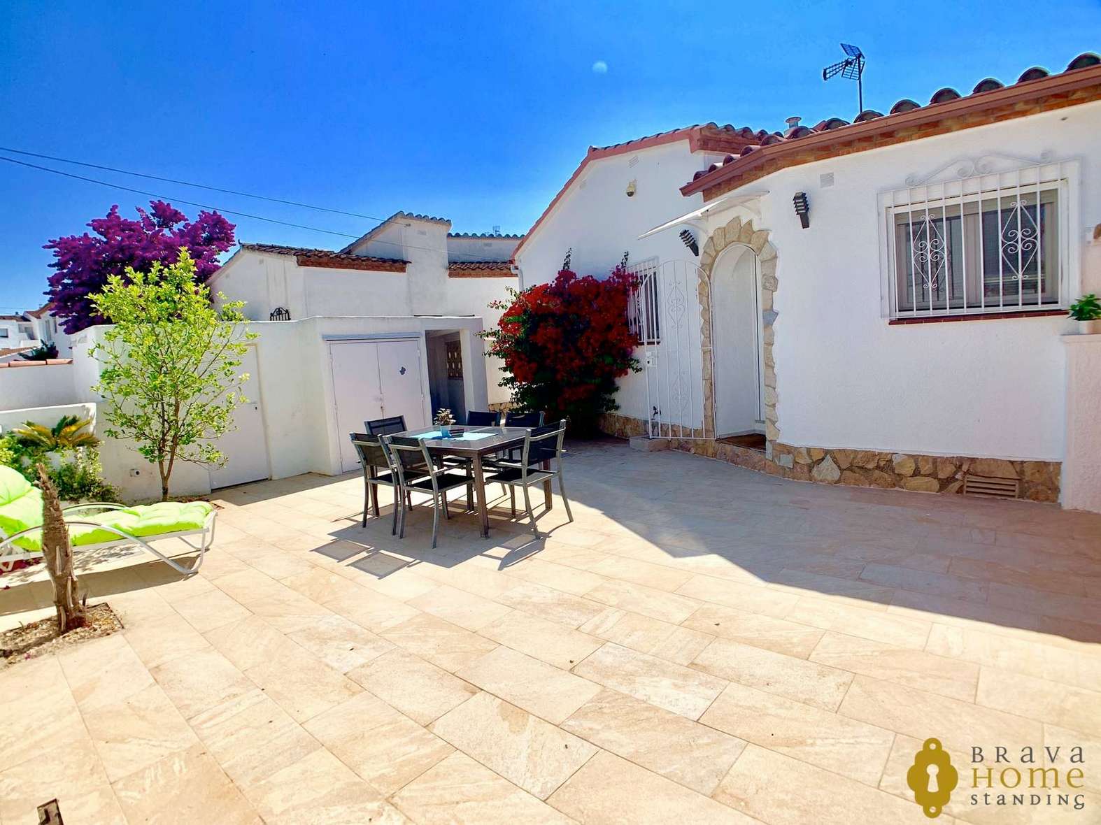 Bonica casa totalment reformada amb piscina en venda a Empuriabrava