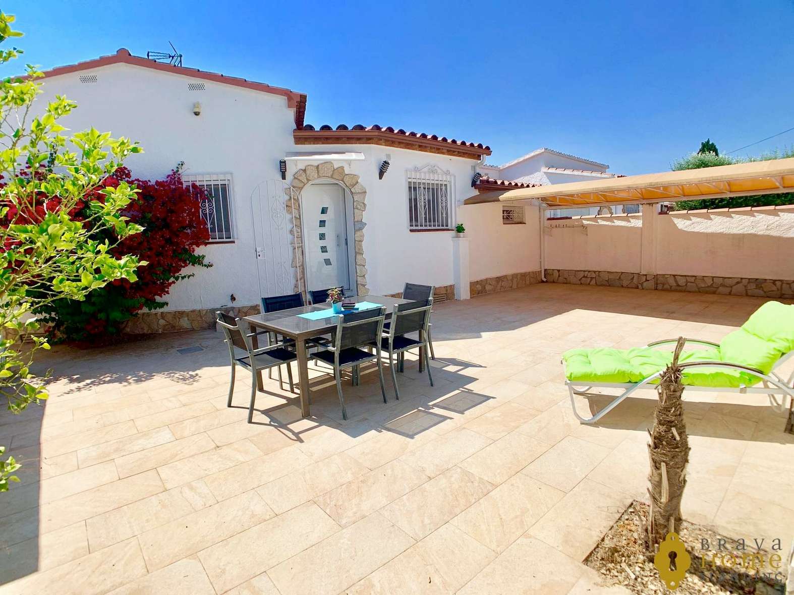 Beautiful fully renovated villa with pool for sale in Empuriabrava