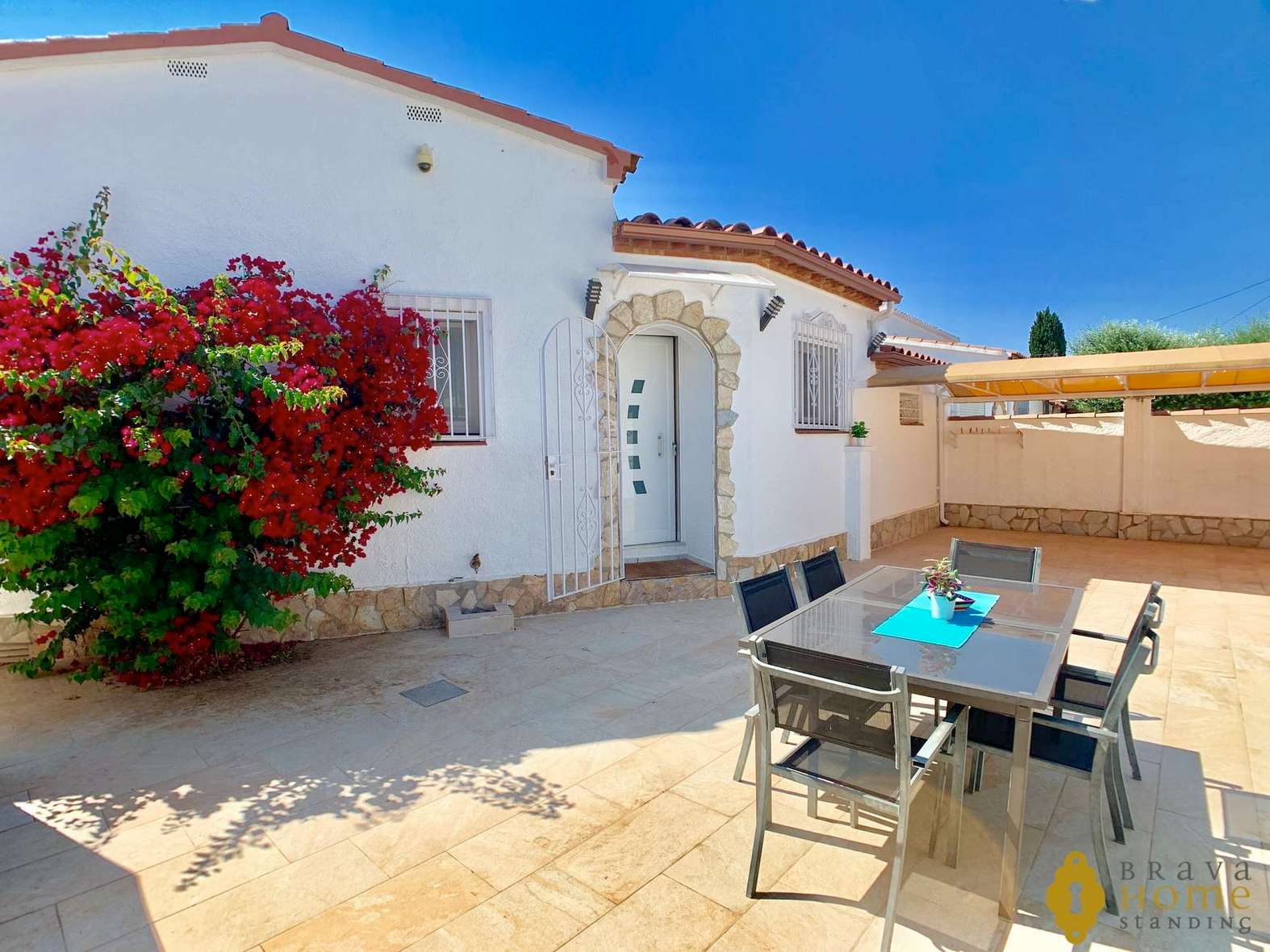 Bonica casa totalment reformada amb piscina en venda a Empuriabrava