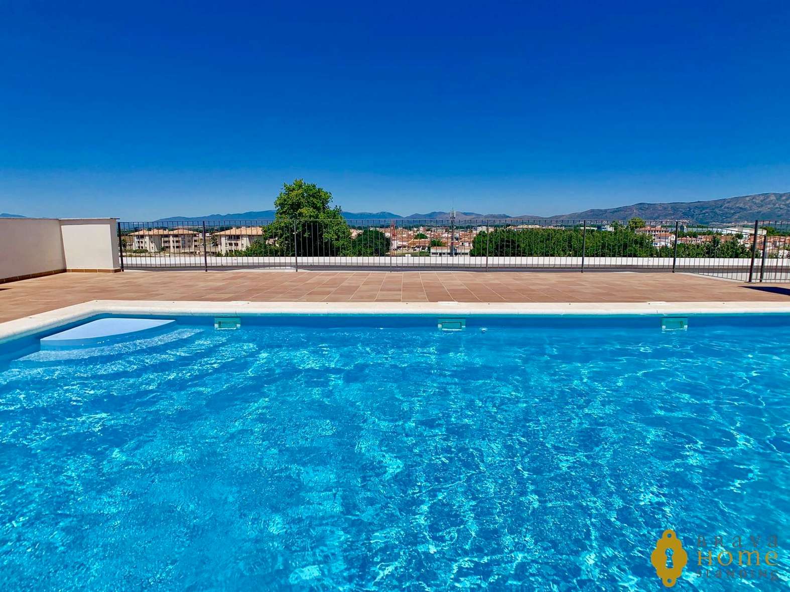 SUPERBE APPARTEMENT MODERNE AVEC PISCINE EN VENTE A EMPURIABRAVA