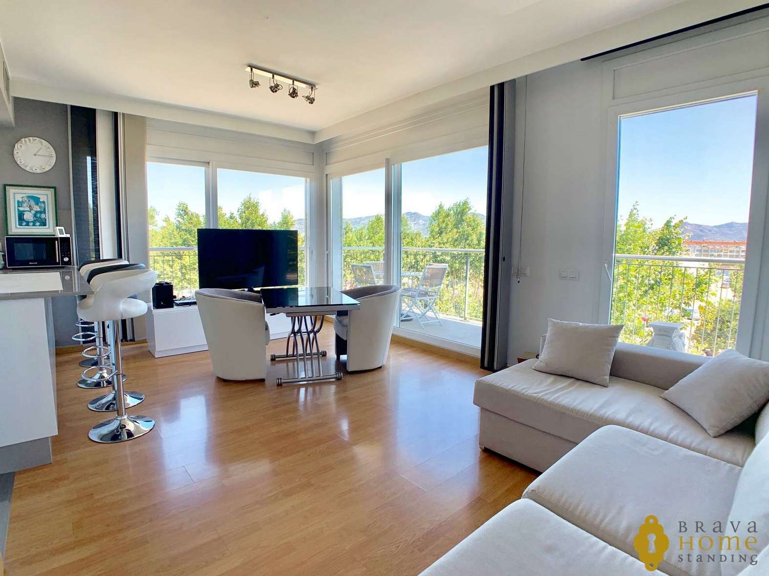 BEAUTIFUL MODERN APARTMENT WITH POOL FOR SALE IN EMPURIABRAVA
